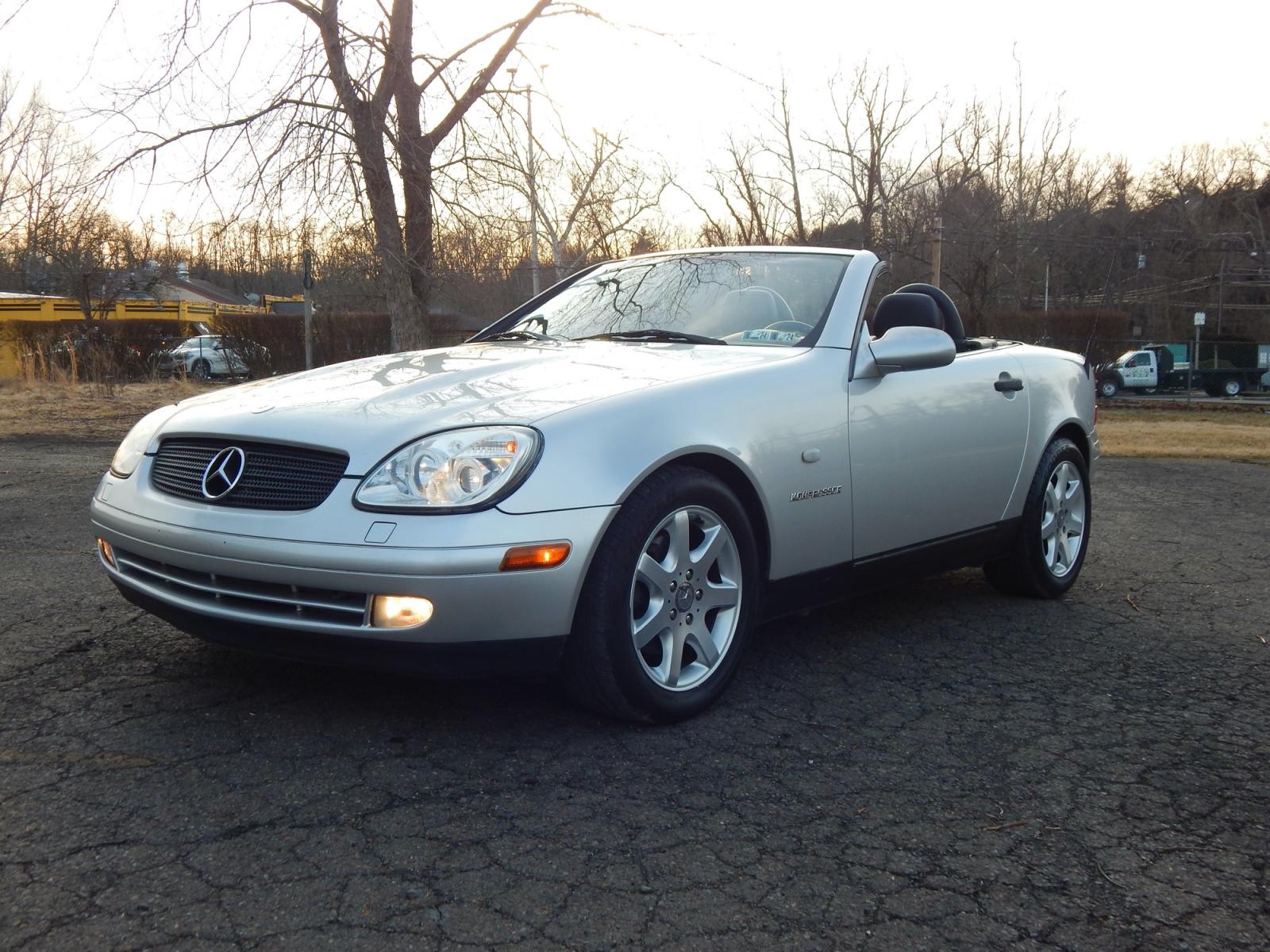 2000 Silver /Black Leather Mercedes-Benz SLK SLK230 (WDBKK47F2YF) with an 2.3L 4 cylinder supercharged engine, Automatic transmission, located at 6528 Lower York Road, New Hope, PA, 18938, (215) 862-9555, 40.358707, -74.977882 - Photo #9